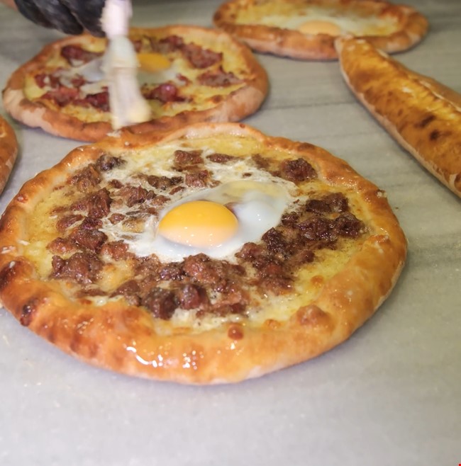 Ekşi Mayalı Kapalı Kıymalı Pide